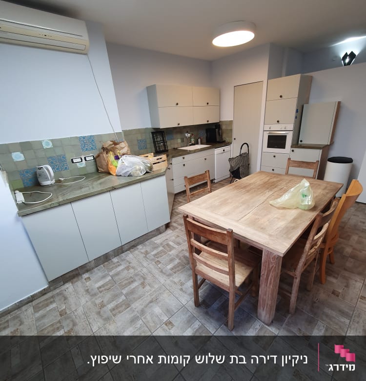 שקית ניילון על שולחן עץ במטבח